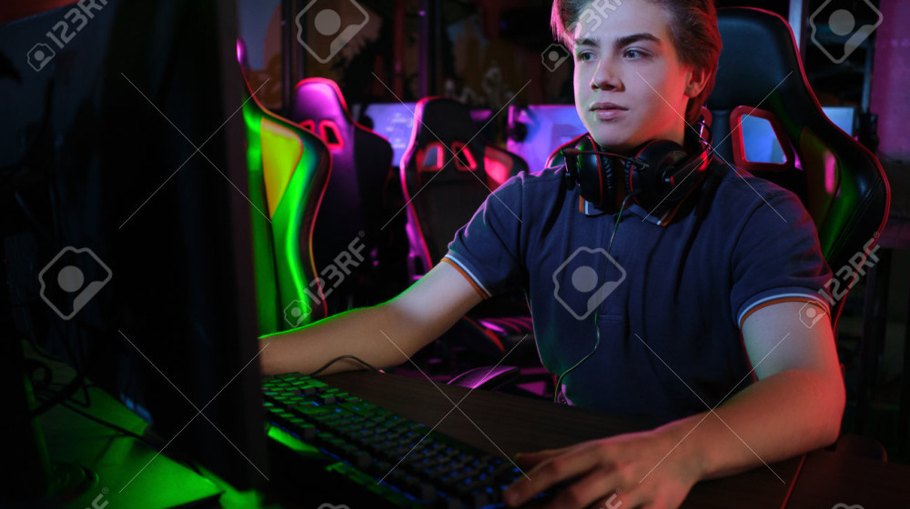    Как подростки проигрывают карманные деньги в игровых клубах ВК