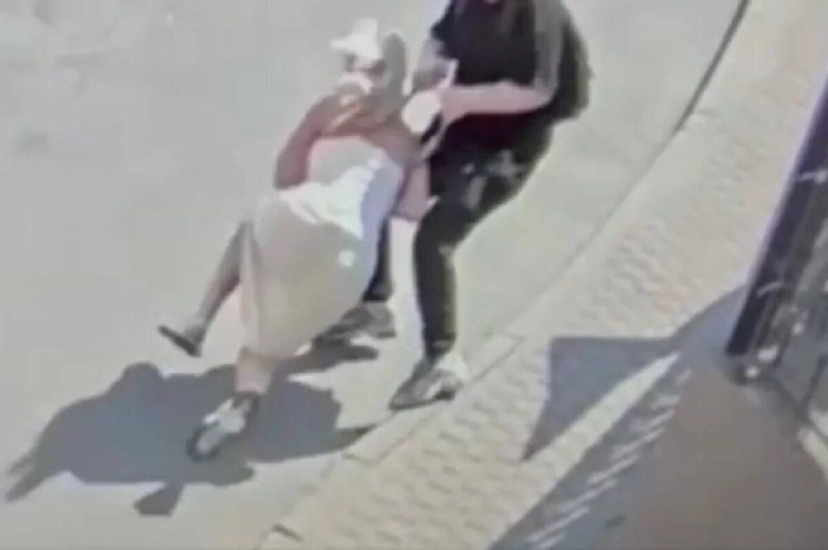    В Петербурге у женщины пытались отобрать брендовую сумку и пакет с деньгами