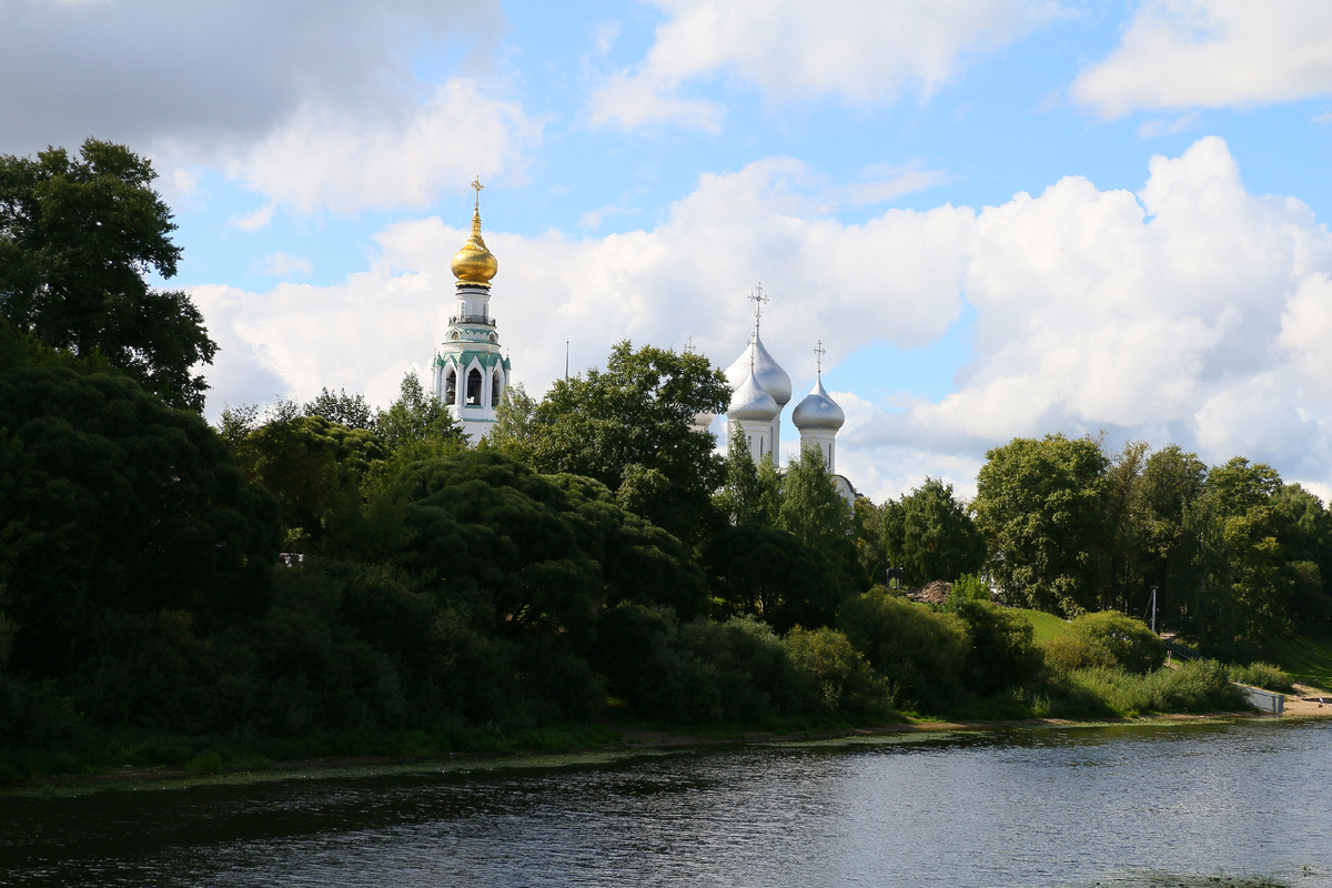 Колокольня Кремля в Вологде и река Вологда 