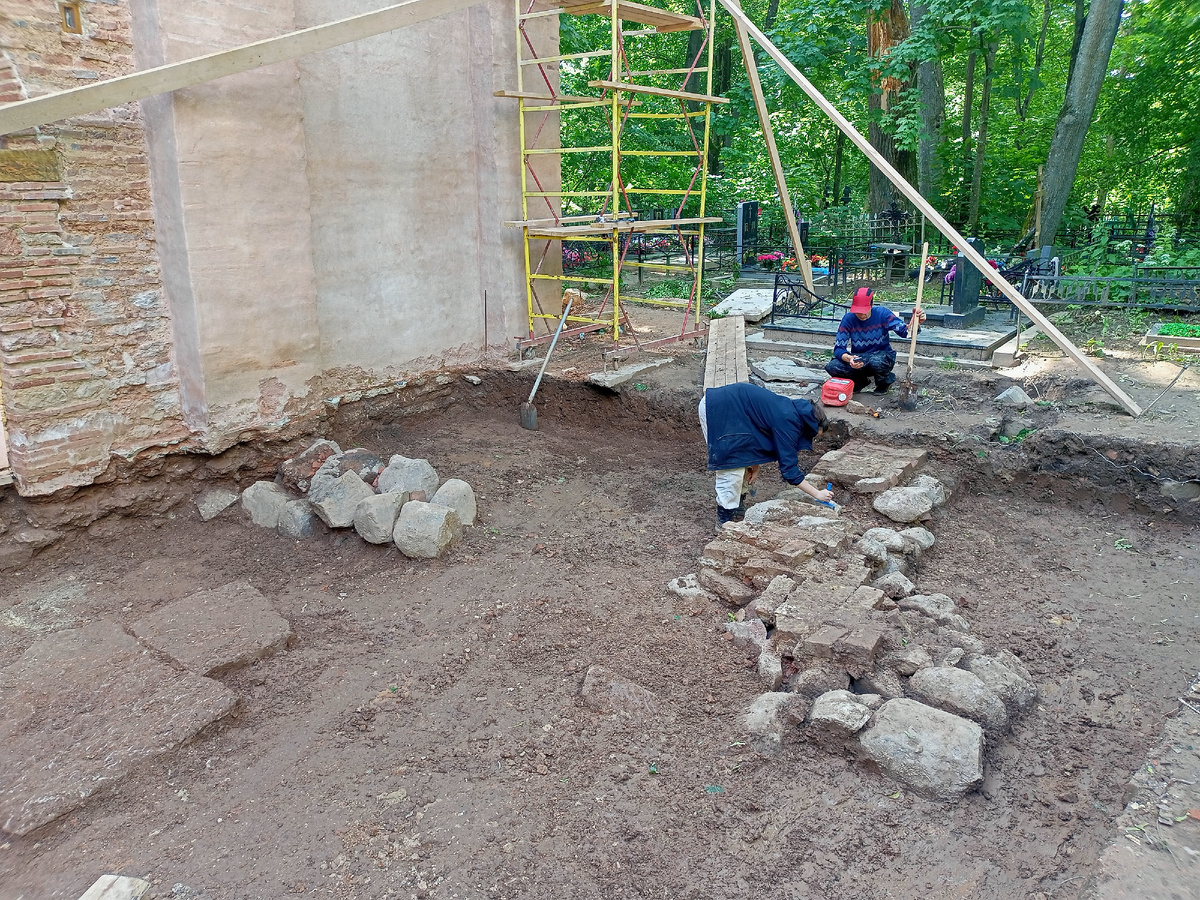 Расчистка фундаментов поздних пристроек у западного фасада