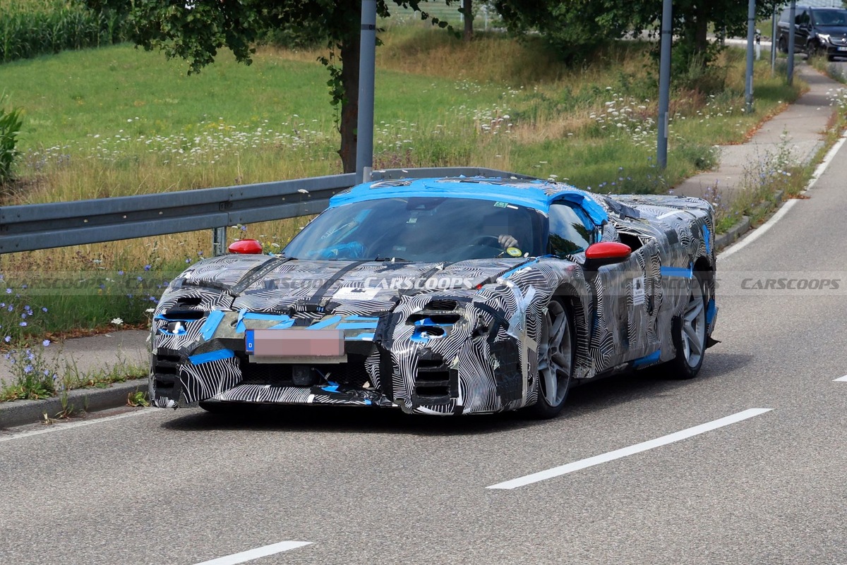    Камуфляжной оклейки на машине столько, что понять окончательный дизайн решительно невозможно