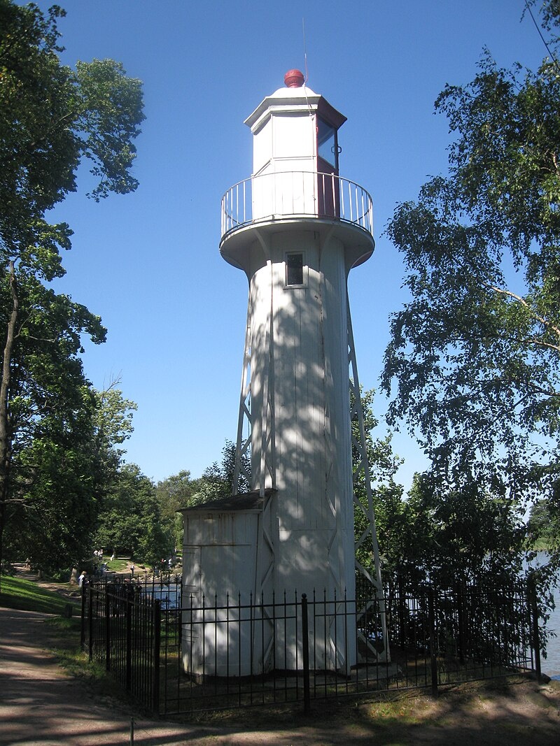 Петергофский маяк на Морской аллее /фото с сайта Википедия Авторство: Ljubimaja Muza. Собственная работа, CC BY-SA 3.0, https://commons.wikimedia.org/w/index.php?curid=21763973 /