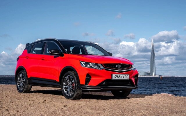 Geely Coolray – один из популярных китайских кроссоверов нового поколения. Но даже у относительно свежих экземпляров эксперты фиксируют проблемы с качеством окраски и защиты металла. Например, уже на пробеге 20–30 тыс. км обнаруживается сколы и очаги коррозии на кузове. Многие владельцы сразу после покупки делают дополнительную антикоррозийную обработку, опасаясь быстрого появления «рыжиков». Источник: https://www.autonews.ru/news/66d86a109a7947f468cc39df