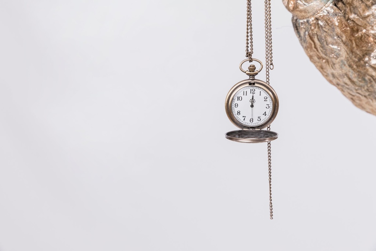 Источник изображения: freepik.com/free-photo/new-year-party-concept-with-girl-holding-clock_3433275.htm