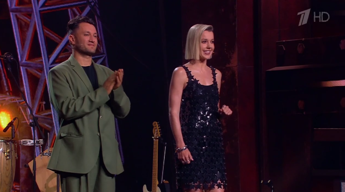 Постоянные ведущие шоу Юлианна Караулова и Юрий Бардаш.