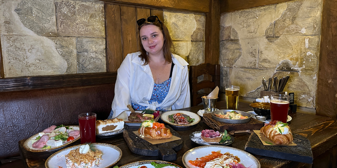 250 рублей за любое блюдо,  я попробовала почти всё меню и честно рассказываю