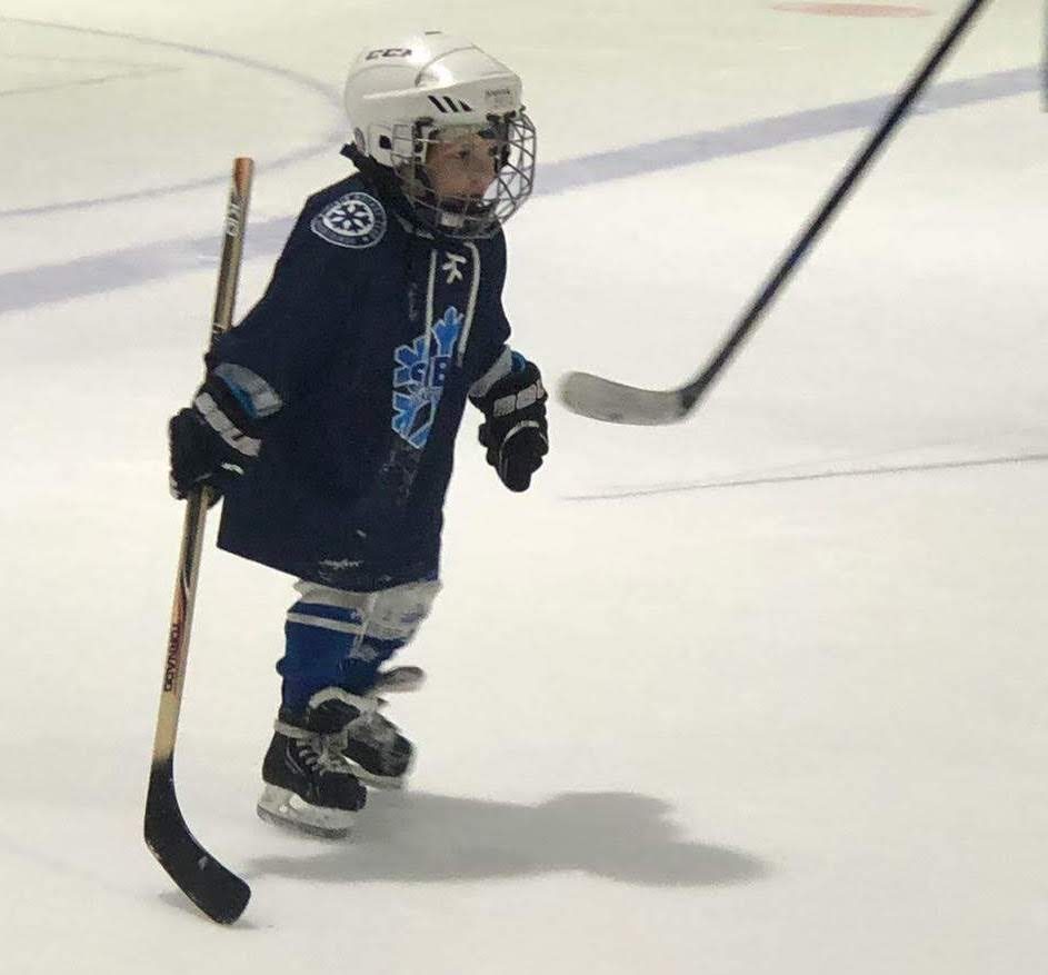 Алеше здесь 4 года, уже уверенно стоял на коньках