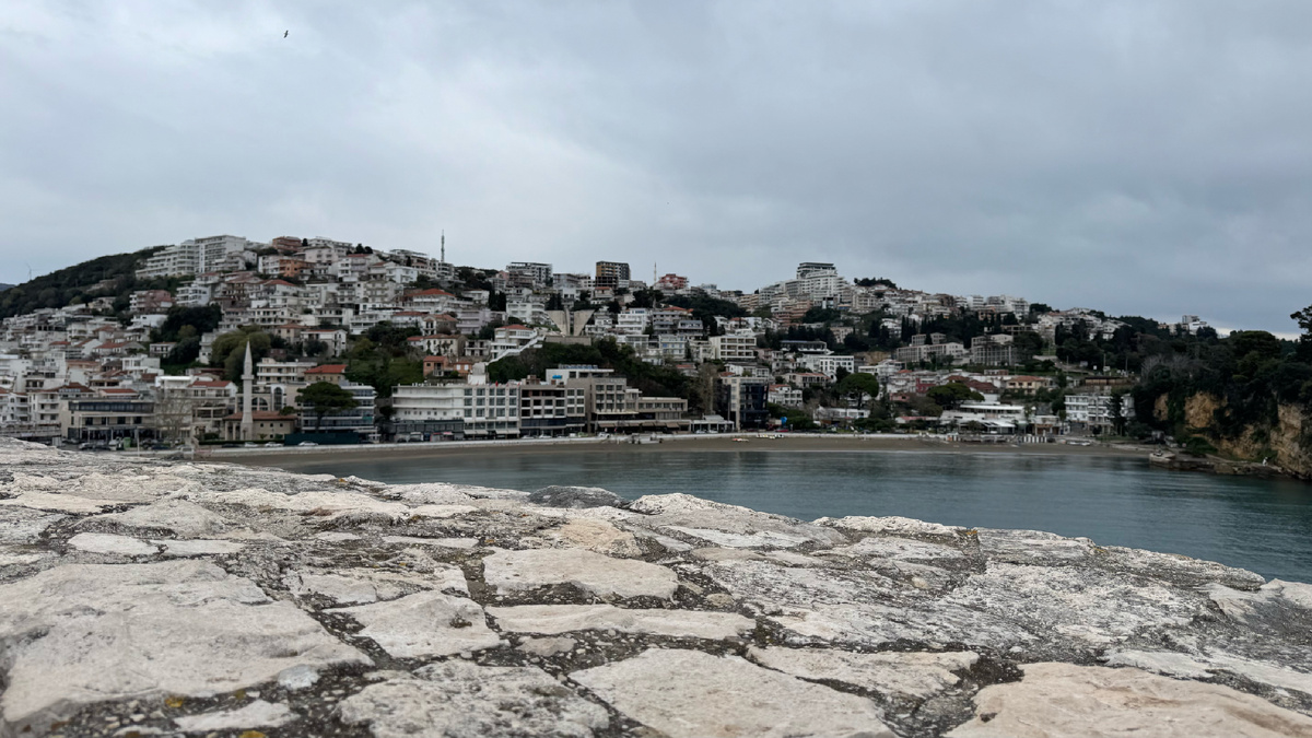 Вид на город и Small beach со стороны Старого города