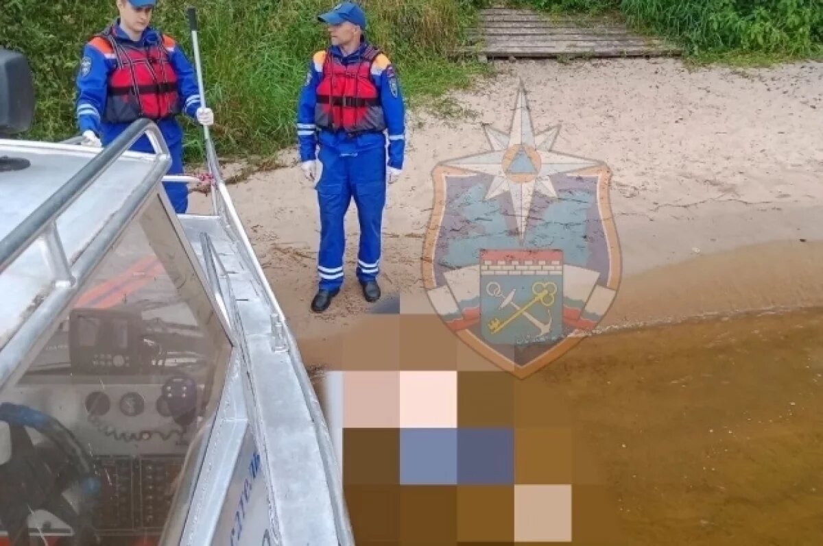    Спасатели достали из Невы труп неизвестного мужчины