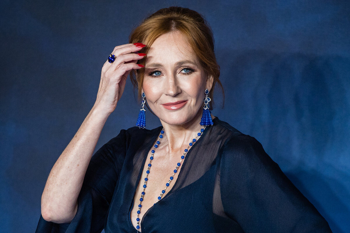 Писательница Дж. К. Роулинг во время премьеры фильма «Фантастические твари: Преступления Грин-де-Вальда» в кинотеатре Cineworld Leicester Square в Лондоне, Англия, 13 ноября 2018 года ©Samir Hussein/WireImage/Getty Images  📷