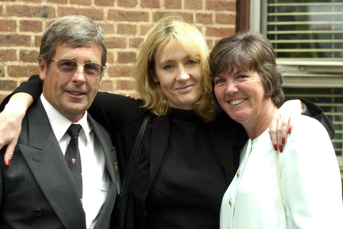 Писательница Дж. К. Роулинг с отцом Питером Роулингом и мачехой Джанет, 14 июля 2000 года ©Barry Batchelor/PA Images/Getty Images  📷