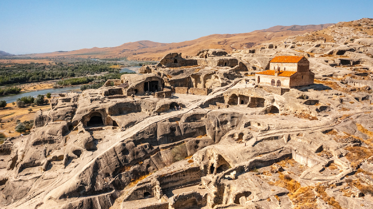 Уплисцихе - древний город, вырезанный в камне. Источник фото: www.shutterstock.com