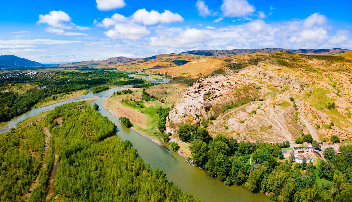 Панорамный вид на Уплисцихе и реку Кура. Источник фото: www.shutterstock.com