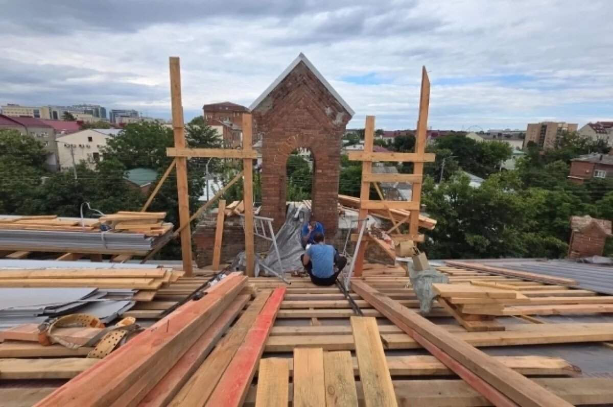    В настоящее время идет реставрация кровли здания Союза художников.