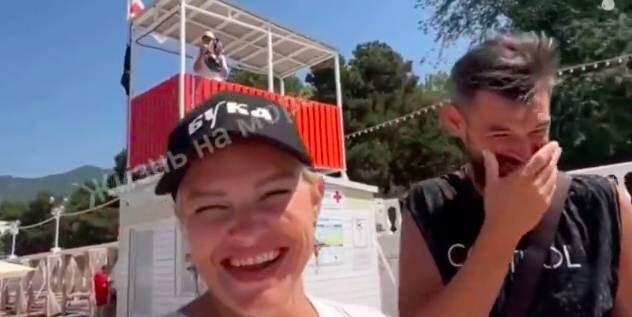   Туристы не могут сдерживать смех, слушая предупреждение с вышки. Фото: стоп-кадр видео т-г "Жизнь на море"