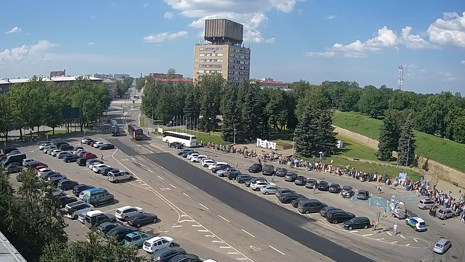    Очередь к границе с РФ 31 июля 2025 года. Петровская площадь Нарвы, Эстония. Автор фото: balticlivecam.com/снимок с видео