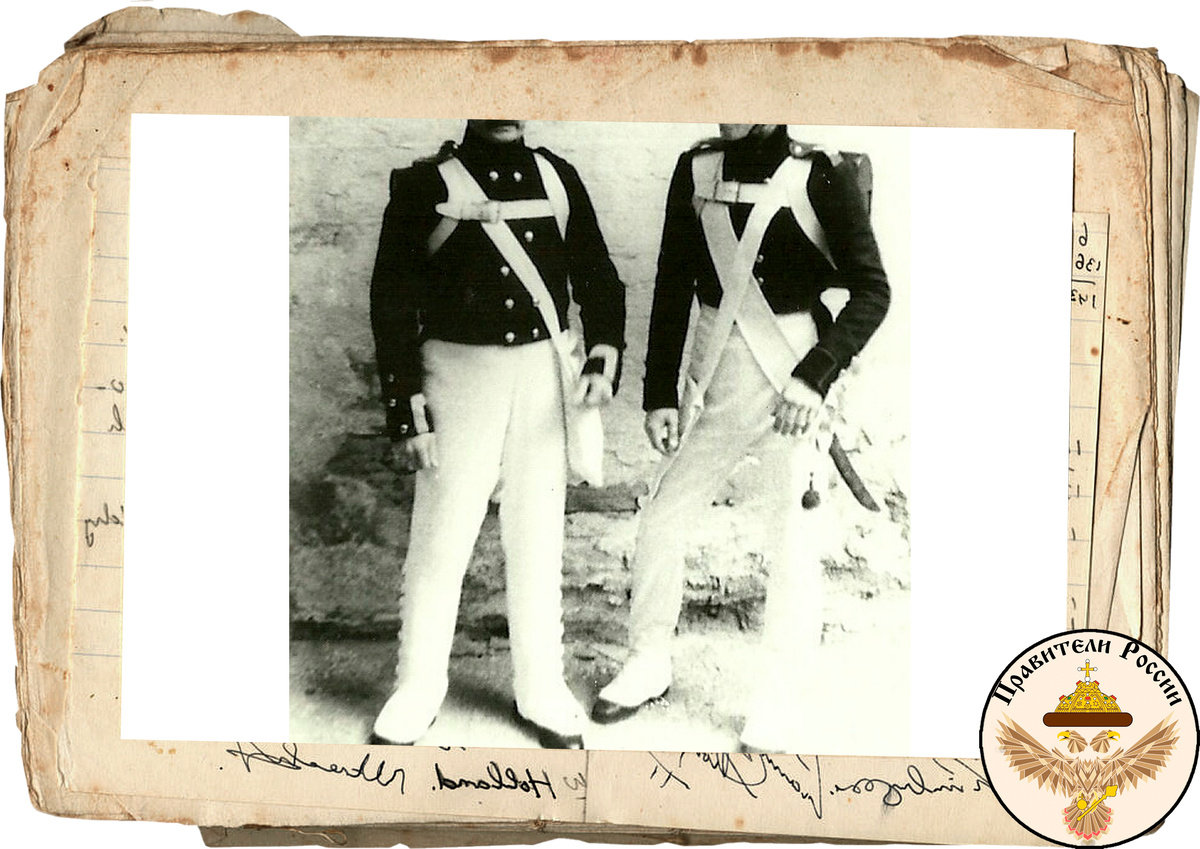 Панталоны зимние были суконные, узкие; ниже колена подшивались кожаные краги со штрипками, застегивавшиеся с наружной стороны ноги на 9 металлических пуговиц.