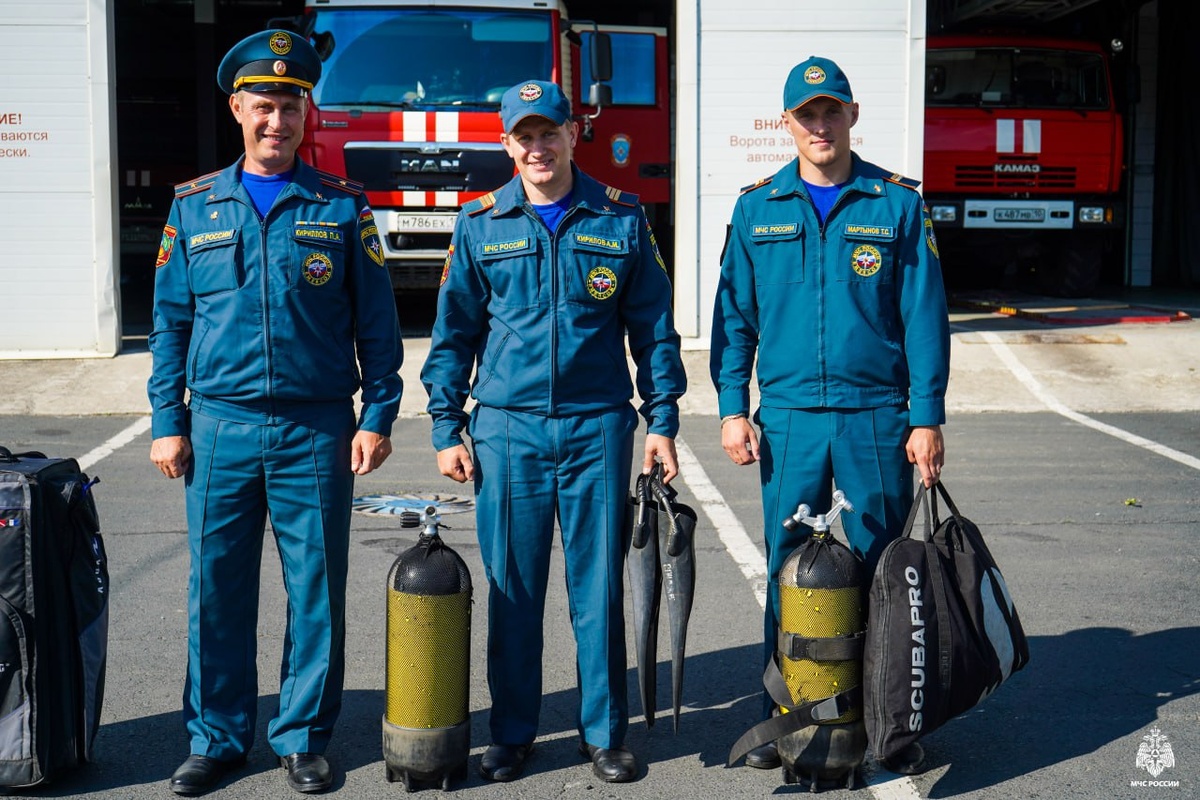    Павел Кириллов – начальник водолазной службы, водолазы Тихон Мартынов и Алексей Кирилов. Фото: МЧС Республики Карелия/ Телеграм