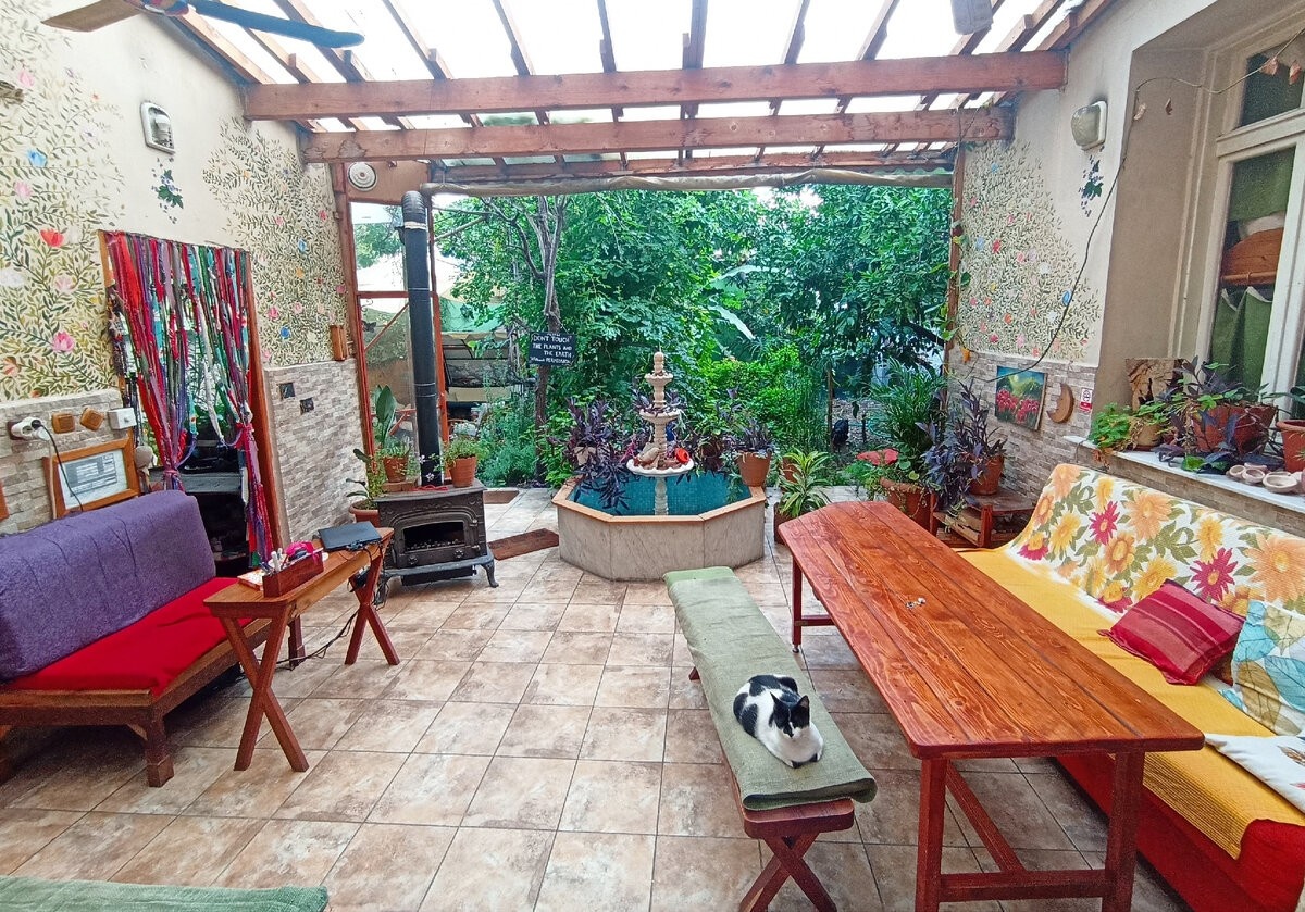 Лобби. Слева - стойка администратора, справа - место для отдыха, общения и приема пищи