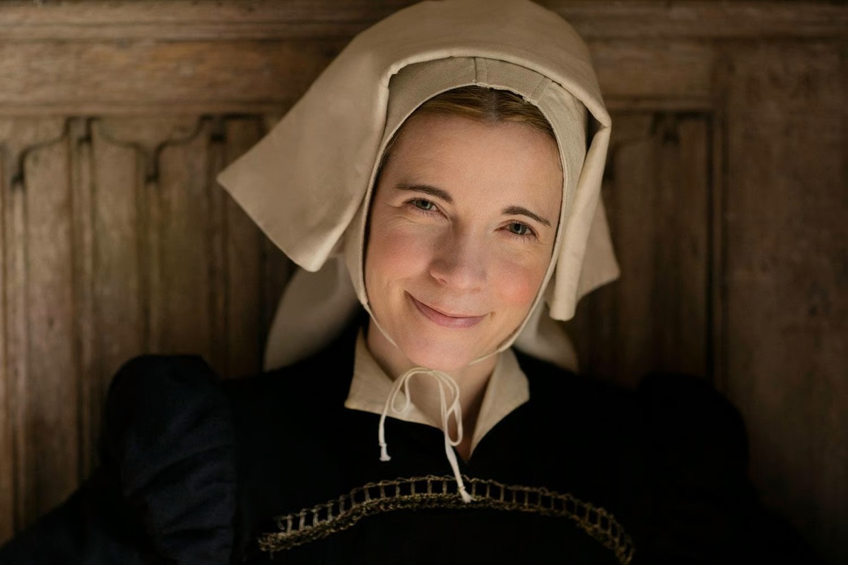 Люси Уорсли в образе служанки