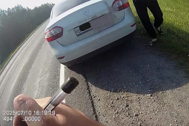    В июле сотрудники Госавтоинспекции остановили машину с испачканными номерами.