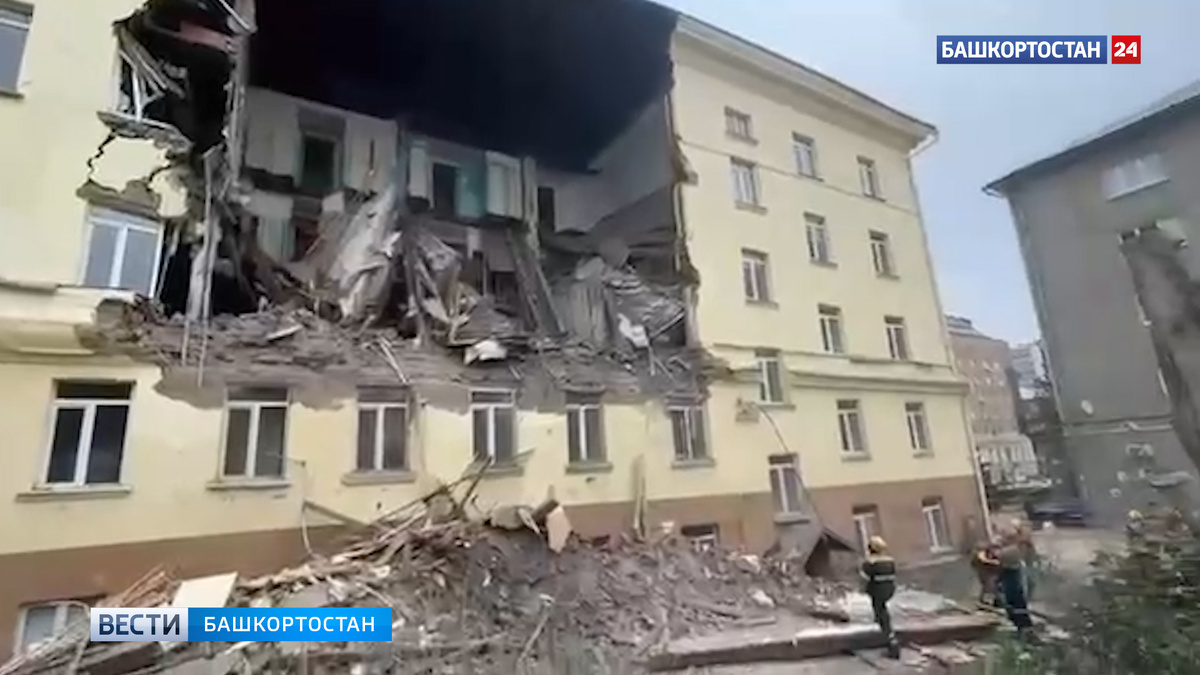    Спасатели демонтировали обрушенную стену здания на улице Коммунистической в Уфе