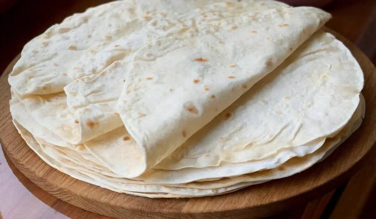 Наш рецепт тонкого лаваша — это идеальный выбор для тех, кто ценит качество и вкус. Этот продукт идеально подходит для приготовления различных блюд: от классических шаурмы и роллов до оригинальных закусок и десертов. Легкий в приготовлении и хранении, он станет незаменимым помощником на вашей кухне. Попробуйте наш тонкий лаваш и убедитесь сами, насколько он удобен и вкусен!