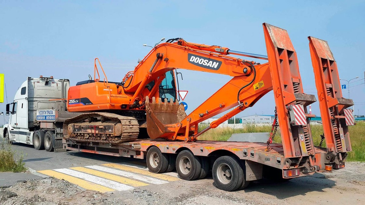 Перевозка гусеничного экскаватора Doosan 255 на низкорамном трале с аппарелями