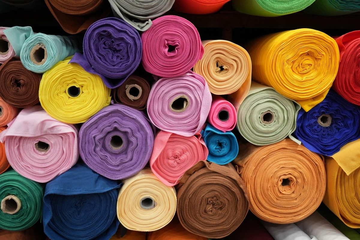 Текстильная промышленность — это группа отраслей лёгкой промышленности, занятых переработкой растительных (хлопок, лён, пенька, кенаф, джут, рами), животных (шерсть, шёлк коконов шелкопряда), искусственных и синтетических волокон в пряжу, нити, ткани.