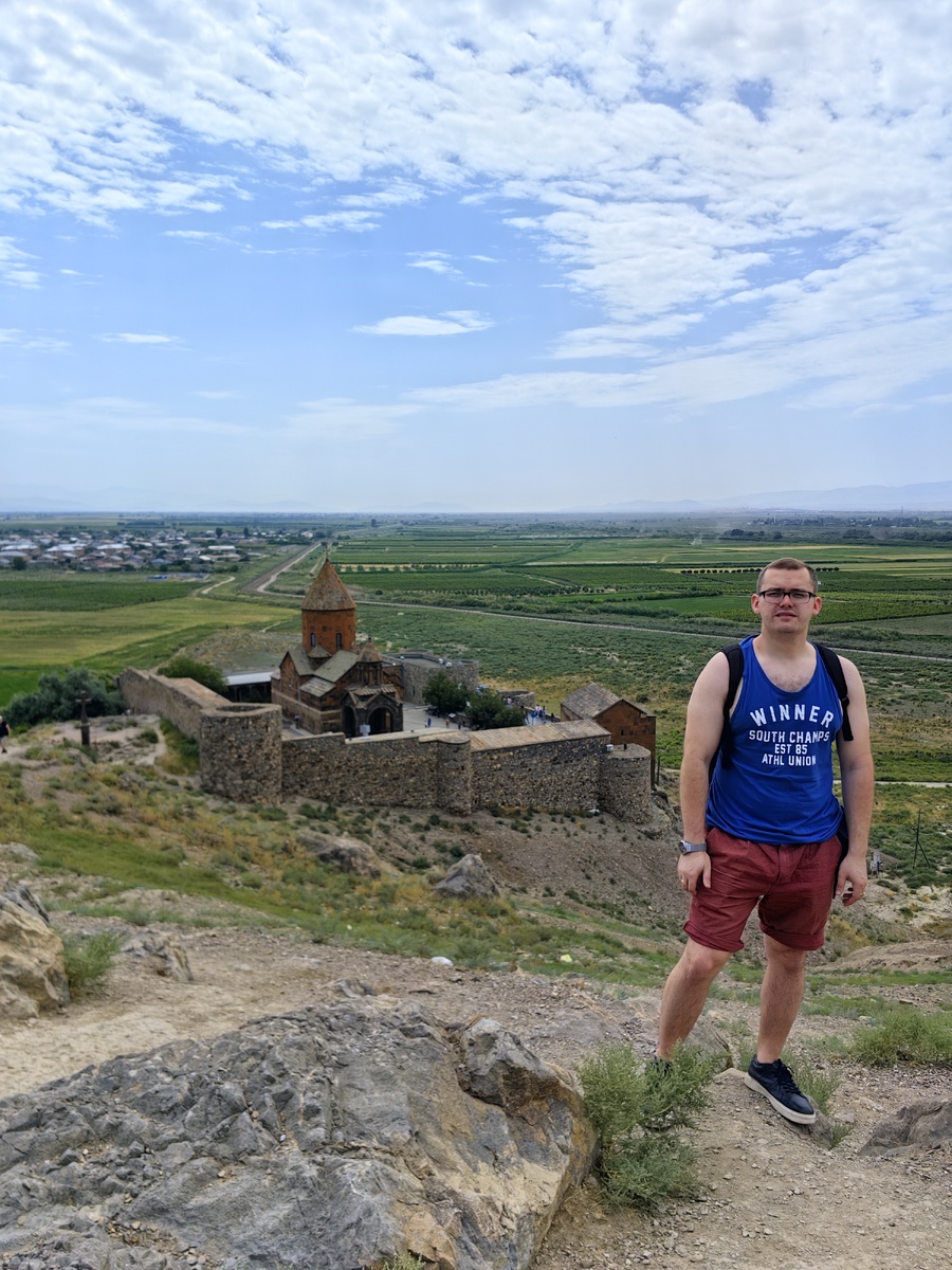 На фоне Хор Вирап