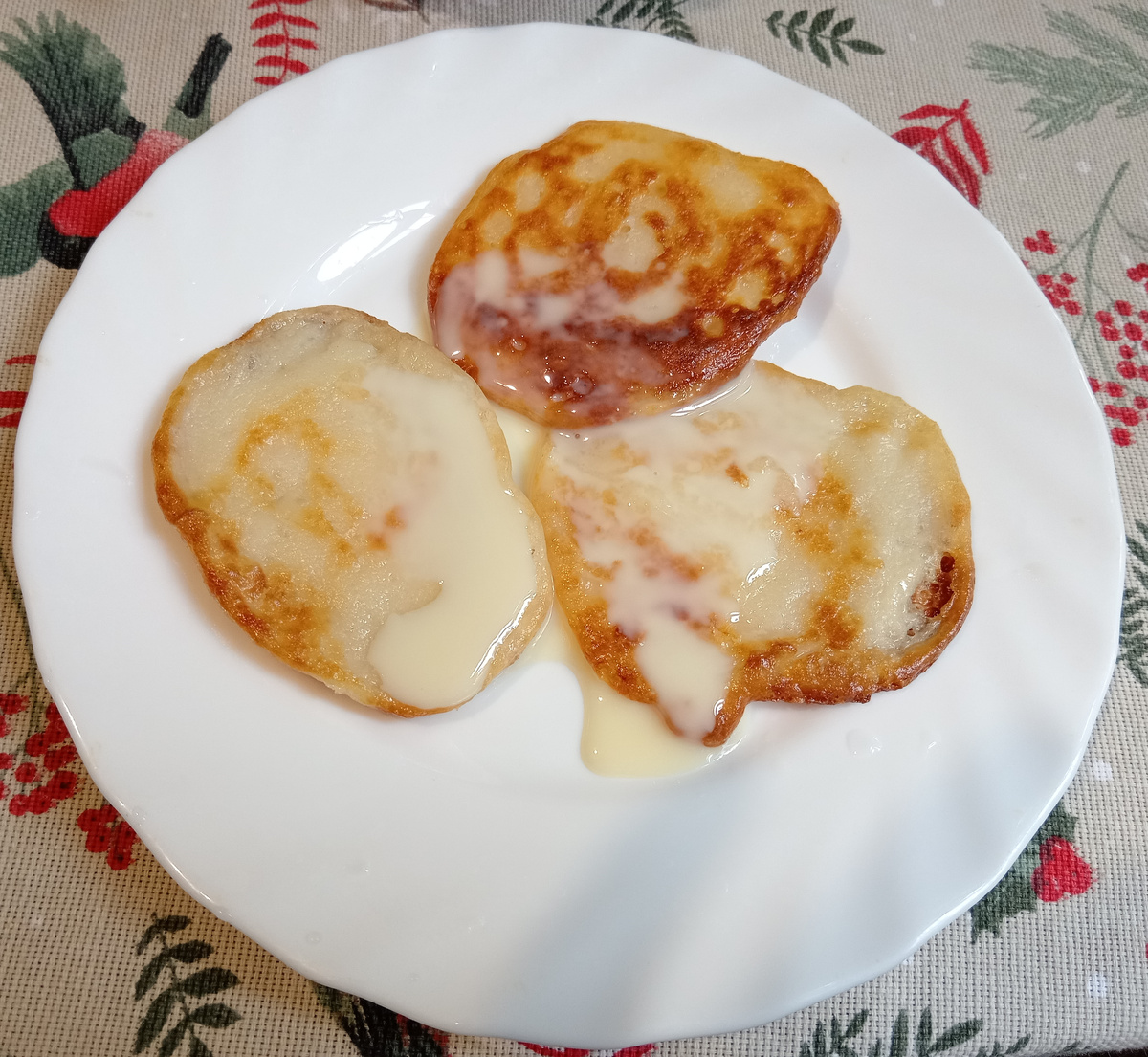 Дрожжевые оладьи со сгущёнкой.