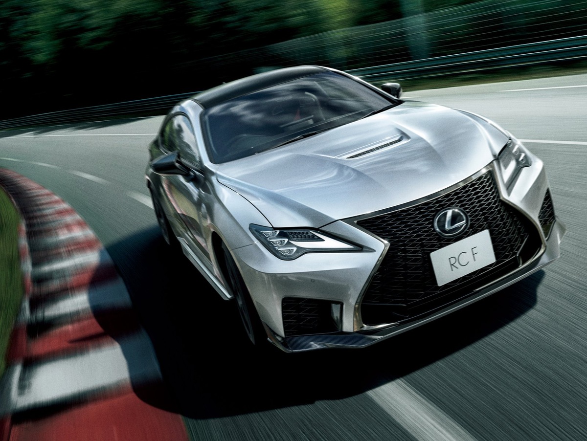    Прощальный Lexus RC F Final Edition построен на базе модификации F с пятилитровым атмосферным V8. Среди особенностей углепластиковая крыша и активное заднее антикрыло