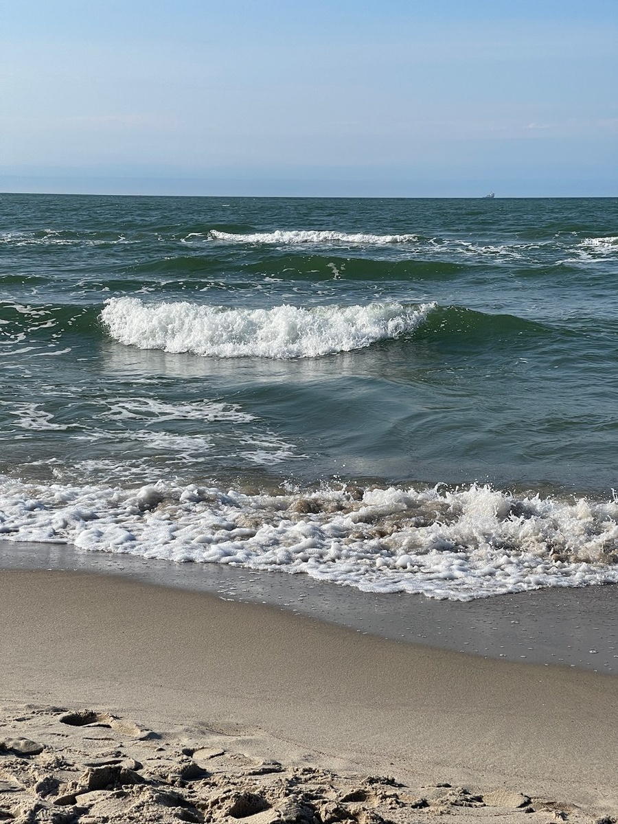 Собираясь на Балтику, учитывайте, что море здесь не такое теплое как в том же Краснодарском крае. Вода в Балтийском море летом, как правило, прохладнее, чем в более южных регионах. Средняя температура в июле-августе колеблется в пределах +17…+22°C. Поэтому, если вы больше предпочитаете «парное молоко», Балтика может показаться бодрящей.

Насчет погоды…с ней тут тоже свои заморочки. А все потому что Балтика — это регион с характером взбалмошной девицы. Утром проснулись, увидели солнце и подумали, что сегодня отличный день, чтобы искупаться? Не спешите строить планы. Погода может измениться в любую минуту. Ливень настигнет вас в самый неподходящий момент, поэтому балтийцы готовы к любой погоде.