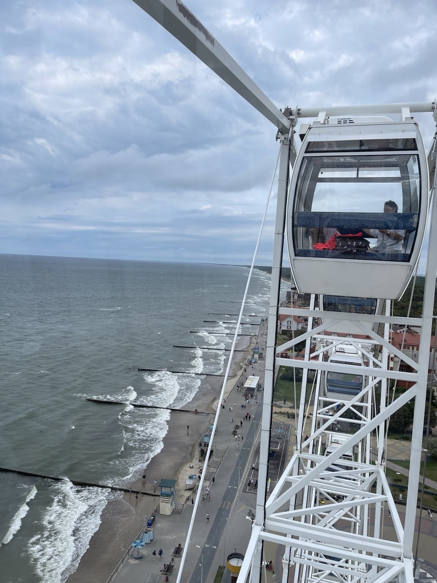 Летом, в жаркие дни, на этом пляже яблоку негде упасть. Да и в целом в самом Зеленоградске летом очень многолюдно. Зато здесь нет недостатка в активностях. В вечернее время рестораны, расположенные на первой линии, устраивают шоу и дискотеки. В общем, летом здесь шумно и весело. 
На набережной установлено колесо обозрения «Глаз Балтики», откуда открывается вид на море и город. Мы его называем колесом «оборзения», потому что взрослый билет на это десятиминутное развлечение стоит 500 рублей.