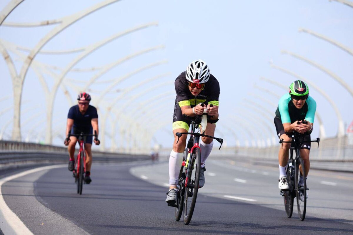Алексей Лёмин (в центре) проходит «железную дистанцию». Фото из телеграм-канала главы Абакана
