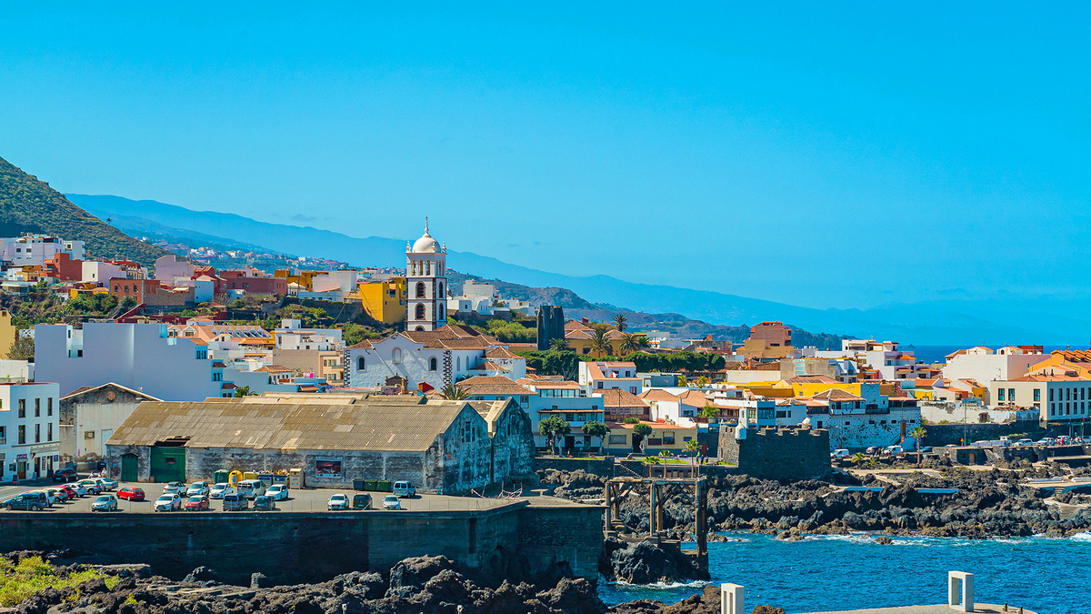 Прекрасный панорамный вид на уютный городок Гарачико на берегу океана