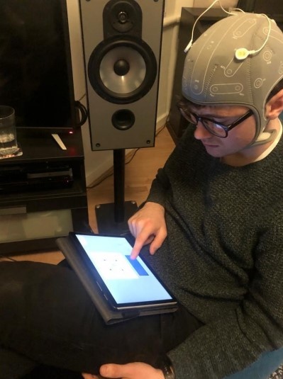 Нейростимуляция в домашних условиях. Участник эксперимента надевает устройство с электродами и выполняет задание дома. 