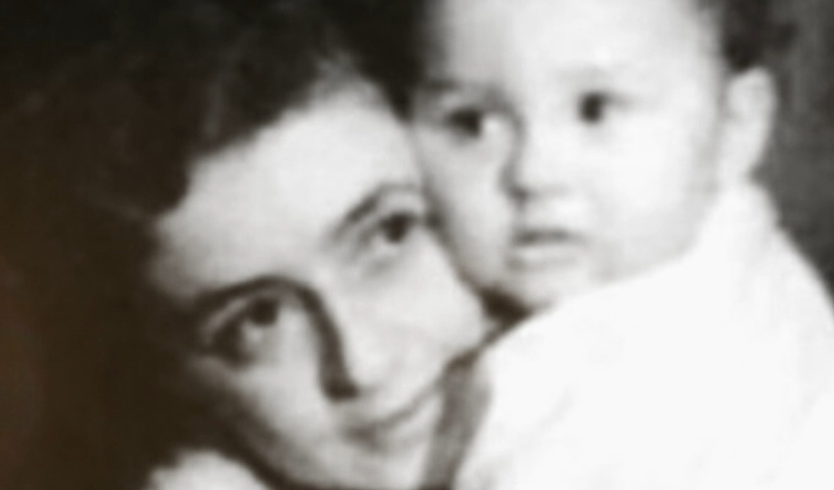    "Маленький Леонид Якубович с мамой. Фото: кадр из передачи «Судьба человека»"