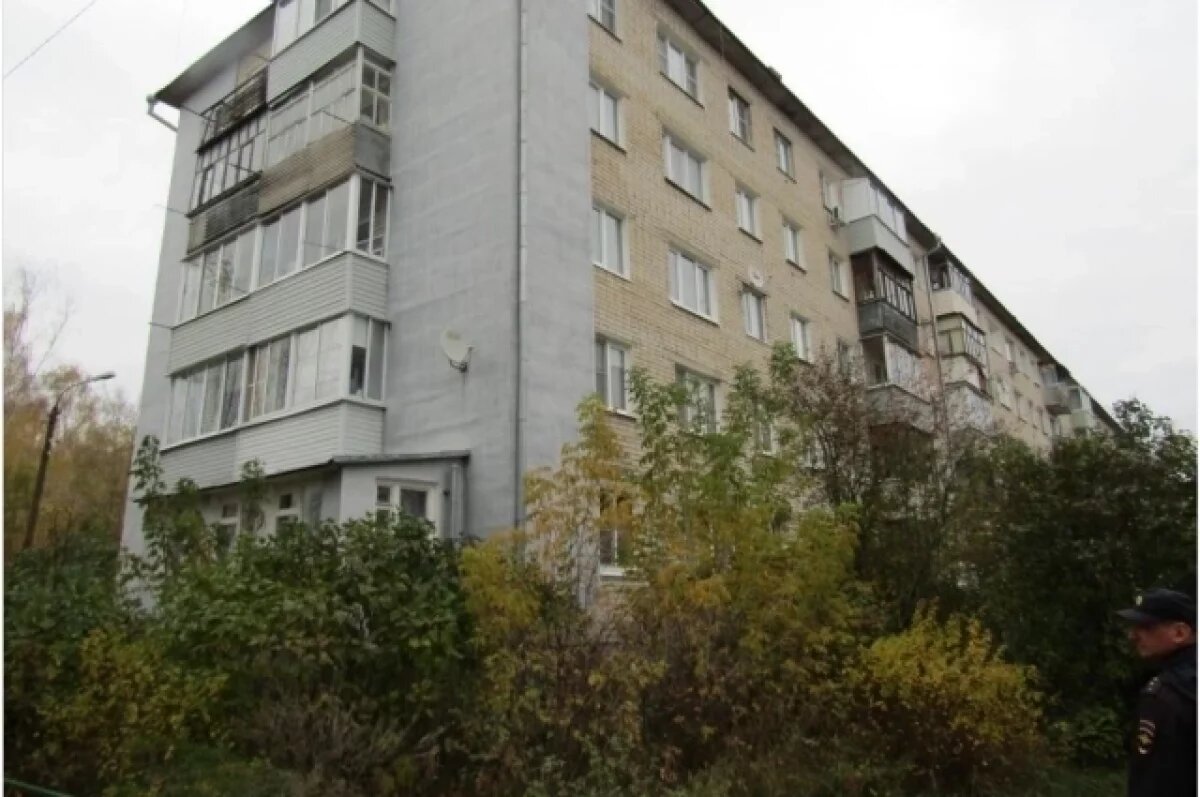    Под окнами этого дома соседи нашли тело ребенка.