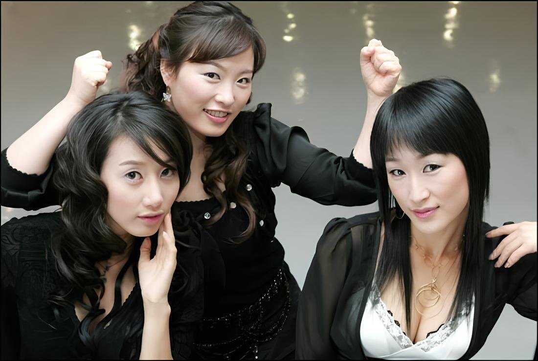    Участницы группы Charlie’s Angels (слева направо): Чан Гён Хи, Шим Джин Хва и Ким Хён ЫнСоцсети
