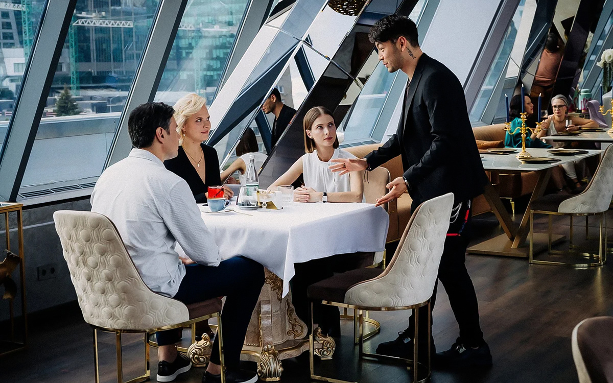 Кадр из сериала «Циники», реж. Ирина Бас, 2025