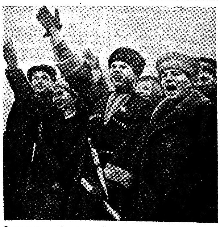 Люди радуются Конституции на Красной площади. Из "Правды" от 7 декабря 1936 г.