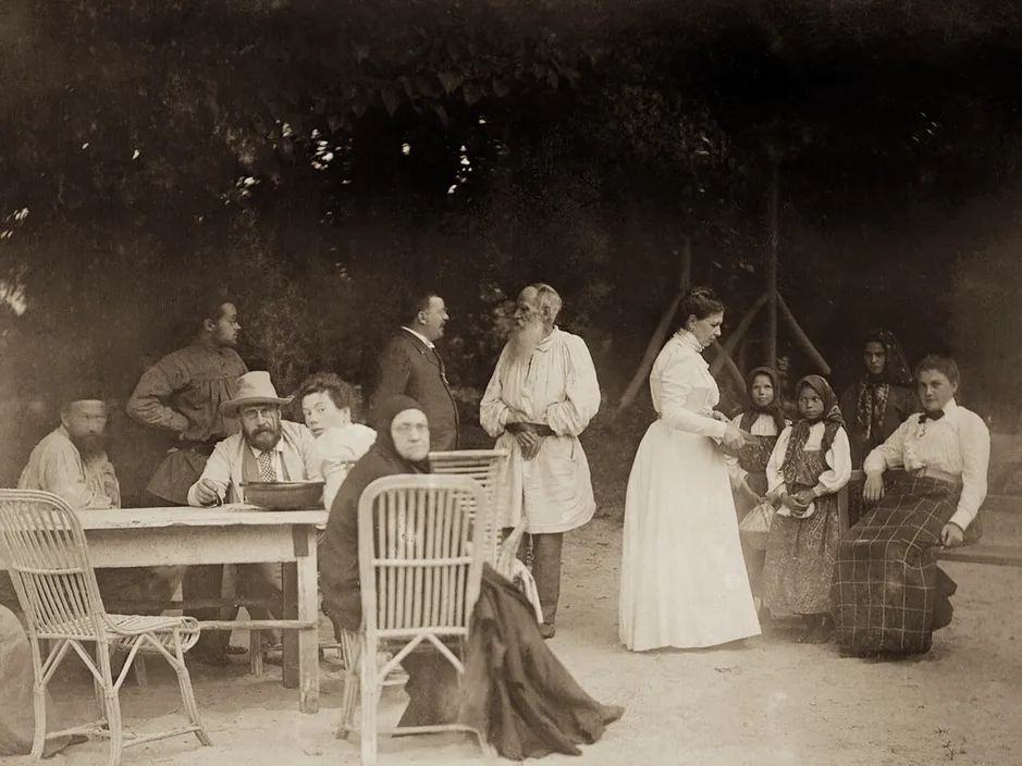 Художник Николай Ге (слева) и писатель Лев Толстой (в центре). Ясная Поляна, Тульская губерния. 1889. Фотография: Совья Толстая / Государственный музей Л.Н. Толстого, Москва