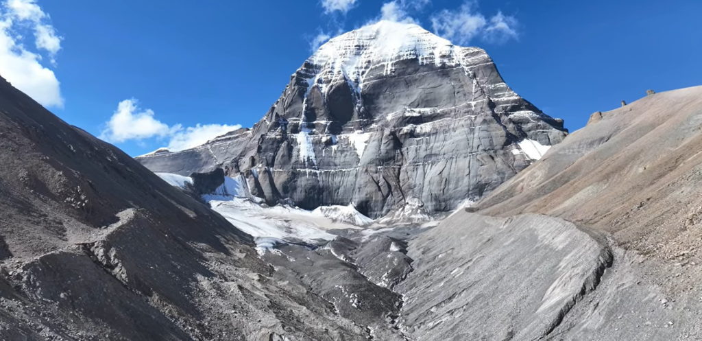 Северное Лицо горы Кайлас и ледник Кангьям, дающий начало одноименной реке