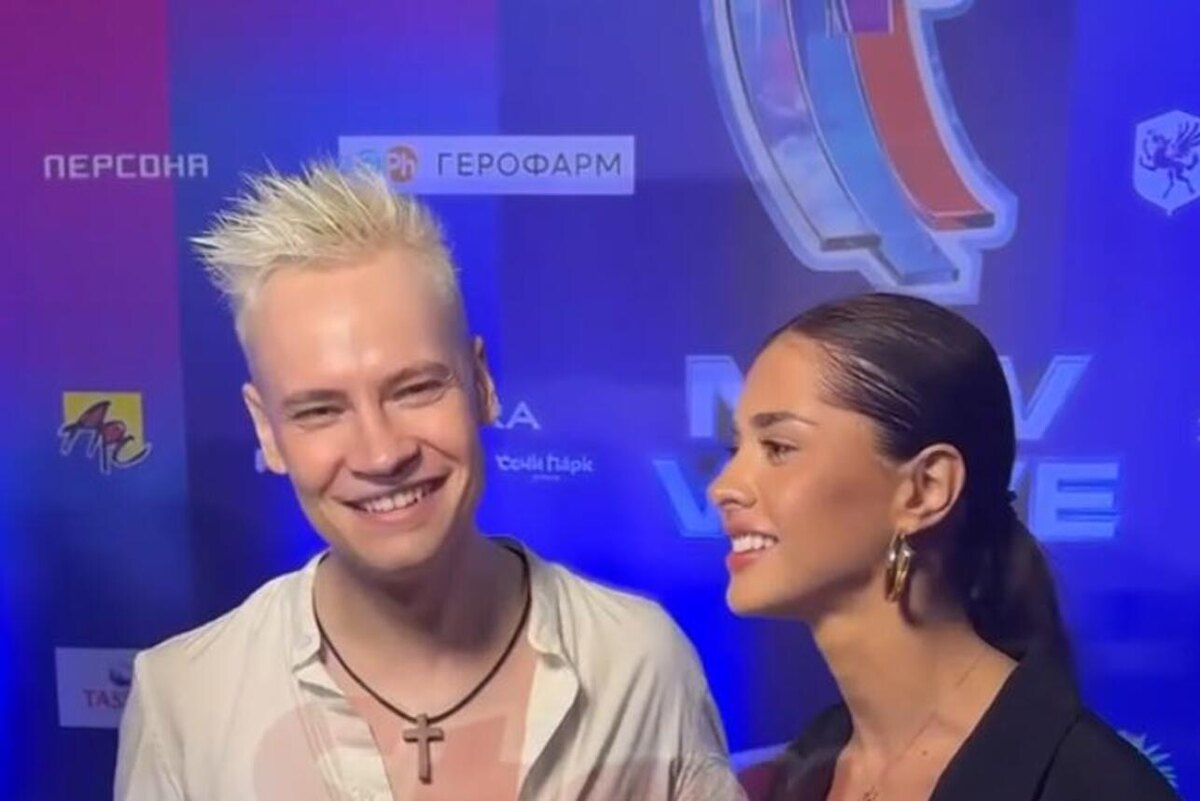    Ярослав Дронов с певицей Соей кадр из видео