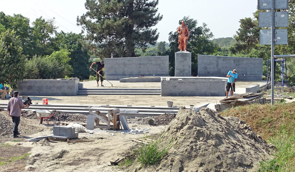    Работники ООО "Промстрой" ведут затирку песком уложенной плитки. Фото Архипа Ларченко. Владимир Головенко