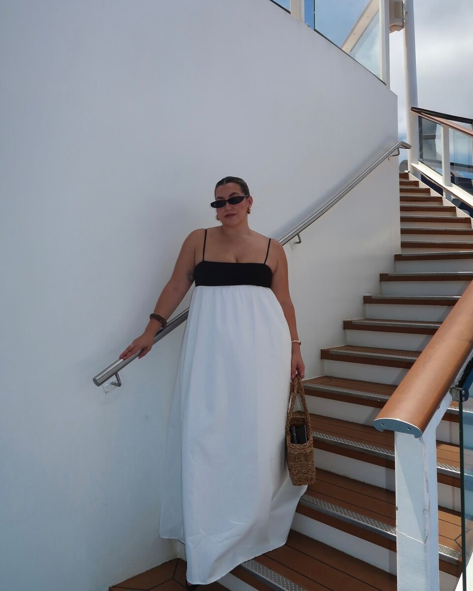 В белом цвете с контрастным бюстье