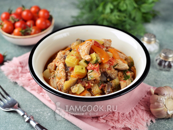 Баклажан, кабачок и мясо: ужин, который готовится легко, а съедается быстро