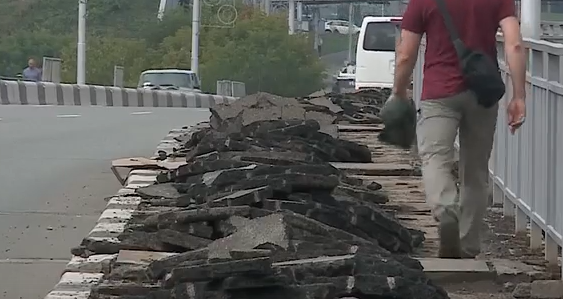     Движение по Копыловскому мосту превратилось для пешеходов в полосу препятствий