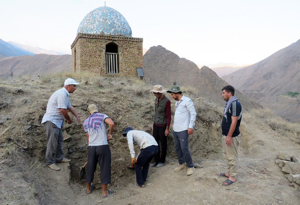 Вскрытие склепа. Фото с сайта asiaplustj.info
